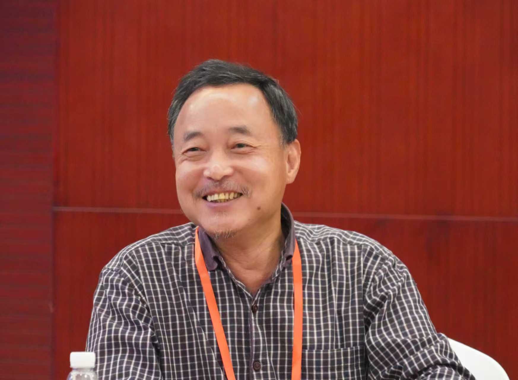 首先扼要评述国内国外统计物理学及其交