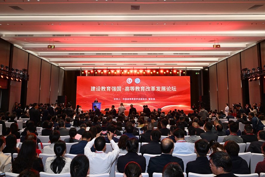 坚持党的全面领导 汇聚高质量发展磅礴