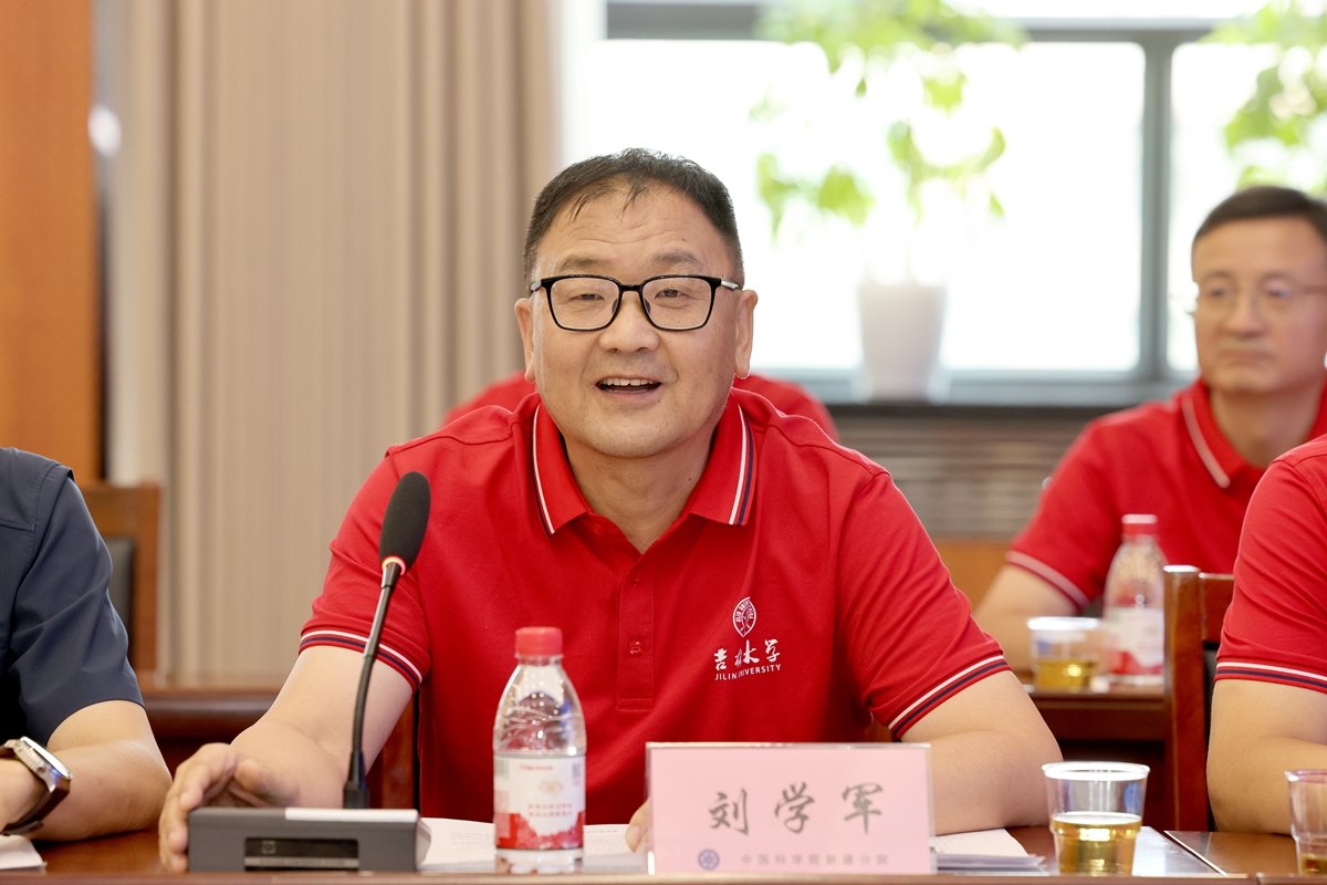 奉献边疆建设的全体校友致以诚挚问候与