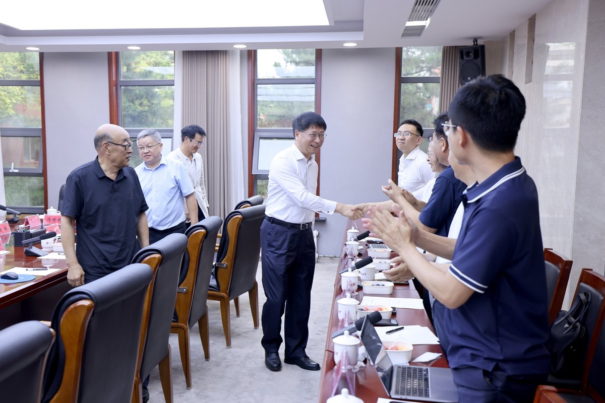 新疆两地看望校友并召开校友代表座谈会